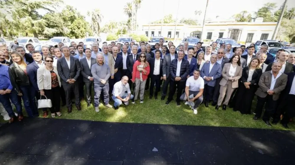 Kicillof recibe a los 135 intendentes: cumbre clave en La Plata por la caída de recursos y el freno a la obra pública El Gobernador encabeza un encuentro con todos los jefes comunales de la provincia para analizar el impacto del ajuste nacional en las finanzas bonaerenses. Según informó la agencia DIB, la reunión busca unificar un diagnóstico sobre la "asfixia financiera" que atraviesan los municipios. Los mandatarios locales llegan con una agenda de reclamos urgentes ante la parálisis de fondos sociosanitarios y de infraestructura. La reunión en la capital provincial se desarrolla en un contexto de extrema fragilidad para las arcas municipales. El gobernador Axel Kicillof convocó a los mandatarios para exponer el impacto real de los recortes que el Gobierno Nacional aplica sobre el territorio bonaerense. La agencia DIB destacó que el reclamo administrativo de la Provincia ante la Nación ya supera los 22 billones de pesos, una cifra que repercute directamente en la capacidad de respuesta de cada distrito. Para los municipios, la mayor preocupación radica en la detención total de las obras de infraestructura con financiamiento nacional y el desfinanciamiento de programas de asistencia social. Los intendentes buscan que la Provincia garantice mecanismos de contingencia para sostener servicios básicos ante la baja sostenida en la recaudación propia y la caída de la coparticipación federal. Obra pública y deudas operativas La fuente, la agencia DIB, detalló que uno de los ejes centrales es el futuro de las obras públicas que hoy están paralizadas en toda la provincia. Los jefes comunales exigen precisiones sobre qué proyectos podrá absorber la administración bonaerense y cuáles quedarán definitivamente suspendidos por falta de fondos. Además, los intendentes pondrán sobre la mesa la compleja situación del IOMA y la necesidad de agilizar los pagos de programas de seguridad y salud. La falta de transferencia de recursos nacionales genera un efecto cascada: la Provincia no recibe los fondos y los municipios terminan asumiendo costos operativos que desbordan sus presupuestos presupuestados para el año. Unidad institucional ante la crisis El encuentro pretende ser una muestra de unidad que trascienda las banderas políticas de los 135 distritos. Kicillof busca el respaldo de los intendentes para fortalecer su reclamo administrativo y legal ante la Casa Rosada por la restitución de los fondos retenidos que pertenecen a la provincia. El resultado de esta jornada en La Plata será determinante para la planificación de los próximos meses. De la articulación que se logre entre la gobernación y las comunas dependerá la posibilidad de mantener programas esenciales en una coyuntura que la agencia DIB define como "crítica" para la estabilidad de las cuentas públicas municipales.