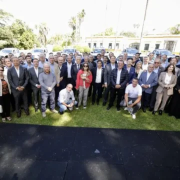 kicillof-junto-intendentes-todas-las-fuerzas Kicillof recibe a los 135 intendentes: cumbre clave en La Plata por la caída de recursos y el freno a la obra pública El Gobernador encabeza un encuentro con todos los jefes comunales de la provincia para analizar el impacto del ajuste nacional en las finanzas bonaerenses. Según informó la agencia DIB, la reunión busca unificar un diagnóstico sobre la "asfixia financiera" que atraviesan los municipios. Los mandatarios locales llegan con una agenda de reclamos urgentes ante la parálisis de fondos sociosanitarios y de infraestructura. La reunión en la capital provincial se desarrolla en un contexto de extrema fragilidad para las arcas municipales. El gobernador Axel Kicillof convocó a los mandatarios para exponer el impacto real de los recortes que el Gobierno Nacional aplica sobre el territorio bonaerense. La agencia DIB destacó que el reclamo administrativo de la Provincia ante la Nación ya supera los 22 billones de pesos, una cifra que repercute directamente en la capacidad de respuesta de cada distrito. Para los municipios, la mayor preocupación radica en la detención total de las obras de infraestructura con financiamiento nacional y el desfinanciamiento de programas de asistencia social. Los intendentes buscan que la Provincia garantice mecanismos de contingencia para sostener servicios básicos ante la baja sostenida en la recaudación propia y la caída de la coparticipación federal. Obra pública y deudas operativas La fuente, la agencia DIB, detalló que uno de los ejes centrales es el futuro de las obras públicas que hoy están paralizadas en toda la provincia. Los jefes comunales exigen precisiones sobre qué proyectos podrá absorber la administración bonaerense y cuáles quedarán definitivamente suspendidos por falta de fondos. Además, los intendentes pondrán sobre la mesa la compleja situación del IOMA y la necesidad de agilizar los pagos de programas de seguridad y salud. La falta de transferencia de recursos nacionales genera un efecto cascada: la Provincia no recibe los fondos y los municipios terminan asumiendo costos operativos que desbordan sus presupuestos presupuestados para el año. Unidad institucional ante la crisis El encuentro pretende ser una muestra de unidad que trascienda las banderas políticas de los 135 distritos. Kicillof busca el respaldo de los intendentes para fortalecer su reclamo administrativo y legal ante la Casa Rosada por la restitución de los fondos retenidos que pertenecen a la provincia. El resultado de esta jornada en La Plata será determinante para la planificación de los próximos meses. De la articulación que se logre entre la gobernación y las comunas dependerá la posibilidad de mantener programas esenciales en una coyuntura que la agencia DIB define como "crítica" para la estabilidad de las cuentas públicas municipales.