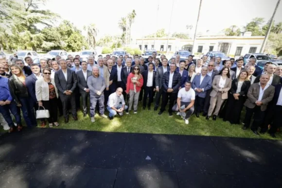 kicillof-junto-intendentes-todas-las-fuerzas Kicillof recibe a los 135 intendentes: cumbre clave en La Plata por la caída de recursos y el freno a la obra pública El Gobernador encabeza un encuentro con todos los jefes comunales de la provincia para analizar el impacto del ajuste nacional en las finanzas bonaerenses. Según informó la agencia DIB, la reunión busca unificar un diagnóstico sobre la "asfixia financiera" que atraviesan los municipios. Los mandatarios locales llegan con una agenda de reclamos urgentes ante la parálisis de fondos sociosanitarios y de infraestructura. La reunión en la capital provincial se desarrolla en un contexto de extrema fragilidad para las arcas municipales. El gobernador Axel Kicillof convocó a los mandatarios para exponer el impacto real de los recortes que el Gobierno Nacional aplica sobre el territorio bonaerense. La agencia DIB destacó que el reclamo administrativo de la Provincia ante la Nación ya supera los 22 billones de pesos, una cifra que repercute directamente en la capacidad de respuesta de cada distrito. Para los municipios, la mayor preocupación radica en la detención total de las obras de infraestructura con financiamiento nacional y el desfinanciamiento de programas de asistencia social. Los intendentes buscan que la Provincia garantice mecanismos de contingencia para sostener servicios básicos ante la baja sostenida en la recaudación propia y la caída de la coparticipación federal. Obra pública y deudas operativas La fuente, la agencia DIB, detalló que uno de los ejes centrales es el futuro de las obras públicas que hoy están paralizadas en toda la provincia. Los jefes comunales exigen precisiones sobre qué proyectos podrá absorber la administración bonaerense y cuáles quedarán definitivamente suspendidos por falta de fondos. Además, los intendentes pondrán sobre la mesa la compleja situación del IOMA y la necesidad de agilizar los pagos de programas de seguridad y salud. La falta de transferencia de recursos nacionales genera un efecto cascada: la Provincia no recibe los fondos y los municipios terminan asumiendo costos operativos que desbordan sus presupuestos presupuestados para el año. Unidad institucional ante la crisis El encuentro pretende ser una muestra de unidad que trascienda las banderas políticas de los 135 distritos. Kicillof busca el respaldo de los intendentes para fortalecer su reclamo administrativo y legal ante la Casa Rosada por la restitución de los fondos retenidos que pertenecen a la provincia. El resultado de esta jornada en La Plata será determinante para la planificación de los próximos meses. De la articulación que se logre entre la gobernación y las comunas dependerá la posibilidad de mantener programas esenciales en una coyuntura que la agencia DIB define como "crítica" para la estabilidad de las cuentas públicas municipales.