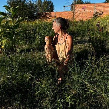 Silvina Rocco de Sabores del Origen trabajando en su huerta agroecológica en 25 de Mayo". Google Imágenes te va a indexar mucho mejor.