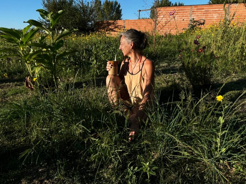 Silvina Rocco de Sabores del Origen trabajando en su huerta agroecológica en 25 de Mayo". Google Imágenes te va a indexar mucho mejor.