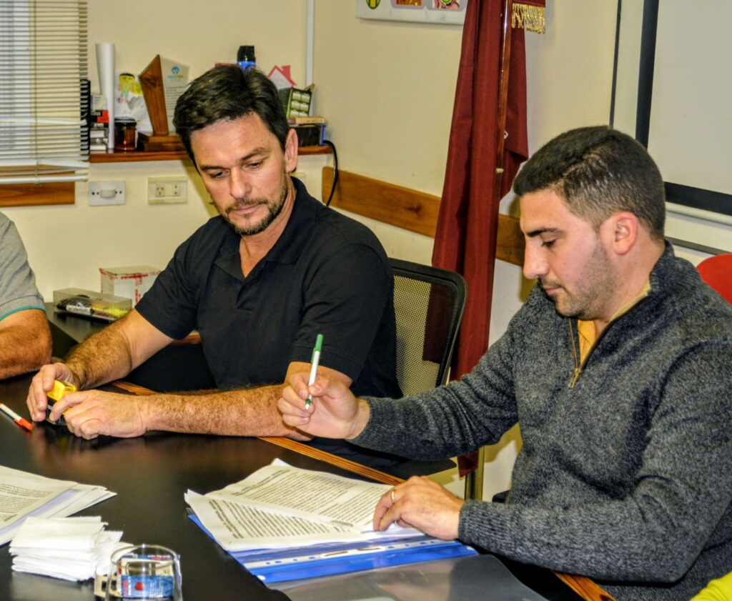 Egüen selló el acuerdo para la renovación eléctrica integral del Hospital de Riestra