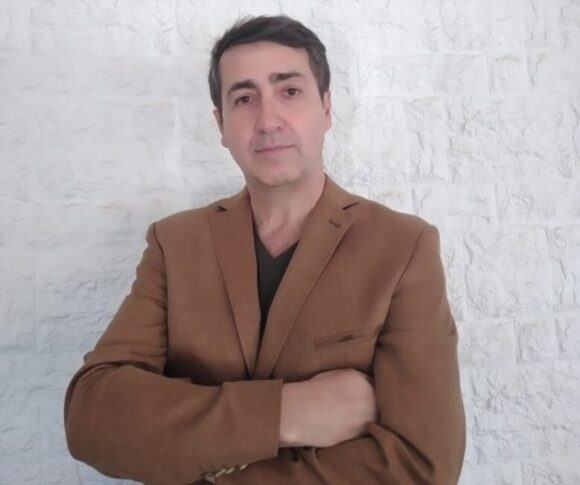 Alejandro Serafini analiza el vacío de herramientas simbólicas en los jóvenes y advierte sobre el riesgo de desdibujar la función pedagógica. Una invitación a repensar el trabajo en red y la responsabilidad del Estado, sin pretender que el aula se transforme en un dispositivo clínico para el cual no debe estar preparada.