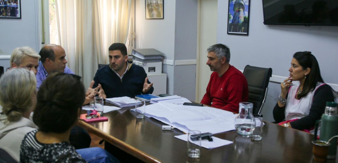 Consenso por la Secundaria 8: Egüen acordó con la comunidad educativa reformar el edificio y buscar financiamiento