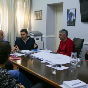 Consenso por la Secundaria 8: Egüen acordó con la comunidad educativa reformar el edificio y buscar financiamiento