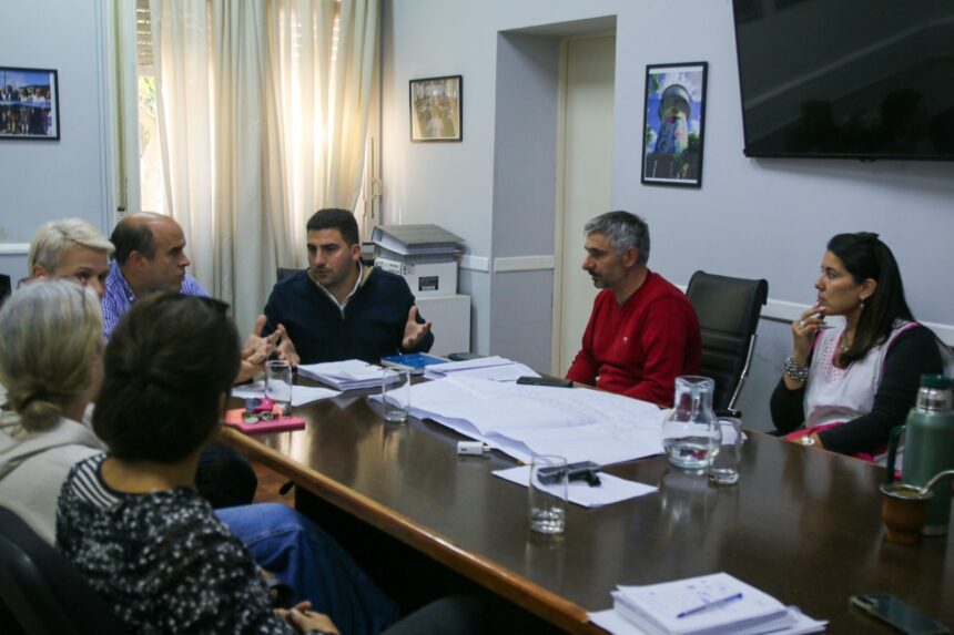 Consenso por la Secundaria 8: Egüen acordó con la comunidad educativa reformar el edificio y buscar financiamiento