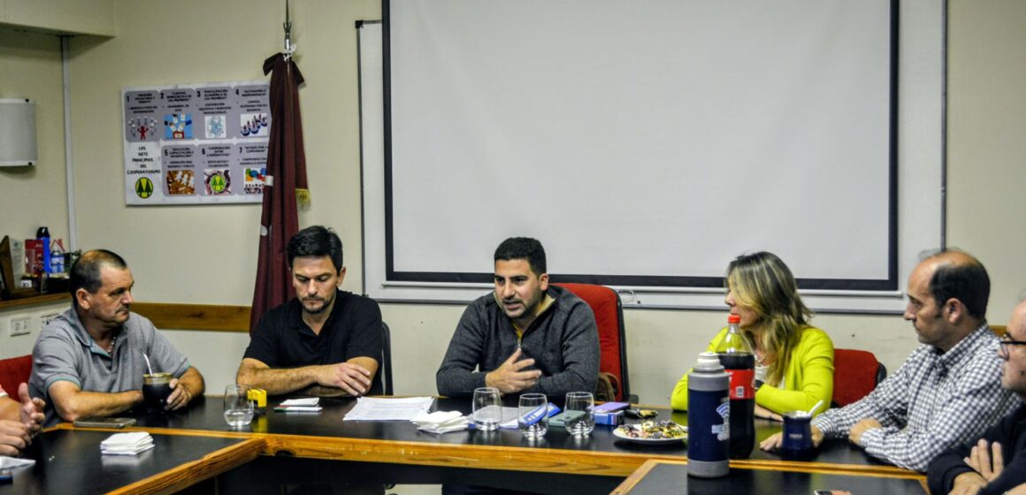 Egüen selló el acuerdo para la renovación eléctrica integral del Hospital de Riestra