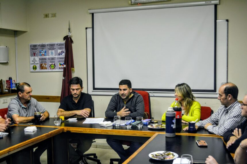 Egüen selló el acuerdo para la renovación eléctrica integral del Hospital de Riestra