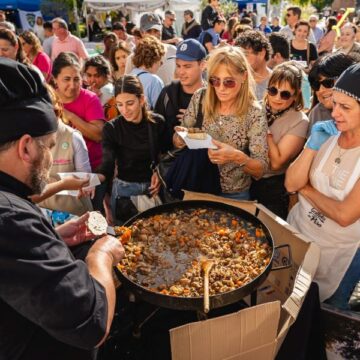 Panaderos de Saladillo elaborando la tradicional galleta de piso para la fiesta nacional.