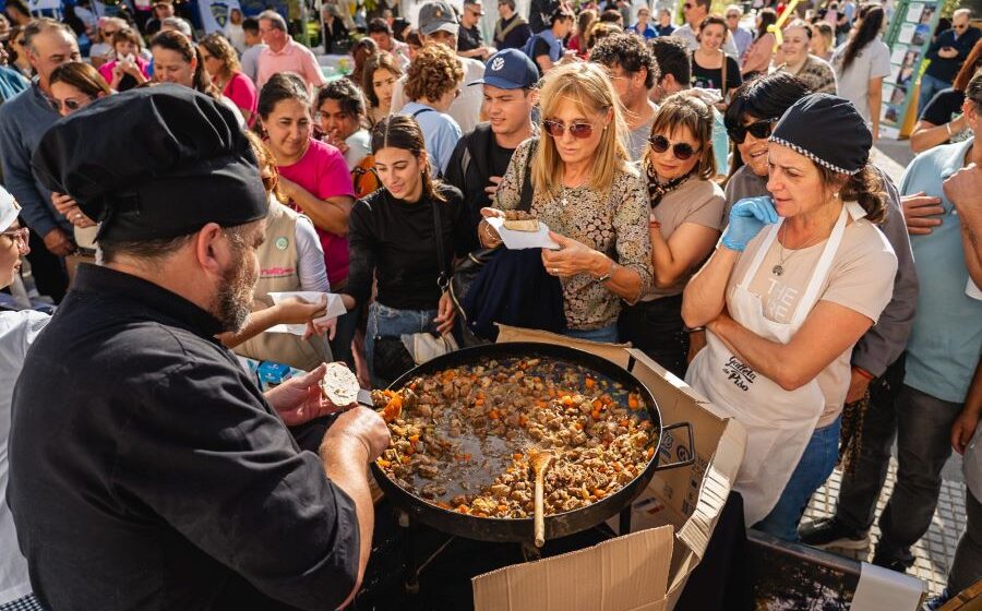 Panaderos de Saladillo elaborando la tradicional galleta de piso para la fiesta nacional.