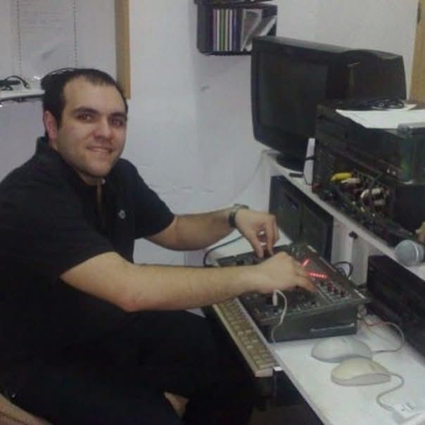 Guillermo Bidondo, el histórico operador de 25 de Mayo que hoy brilla en El Club del Moro, recuerda sus inicios en Miau Disco. Una crónica de Leo Baldo sobre el arte detrás del vidrio.