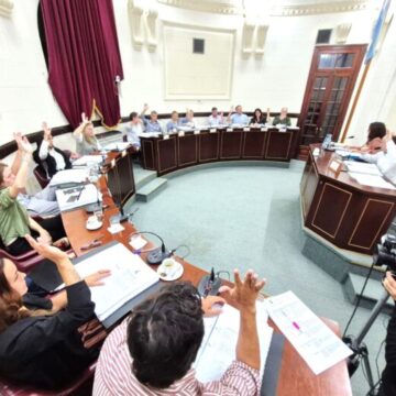 El Concejo Deliberante autorizó la compra de maquinaria vial y el oficialismo respaldó la poda con un fallo judicial