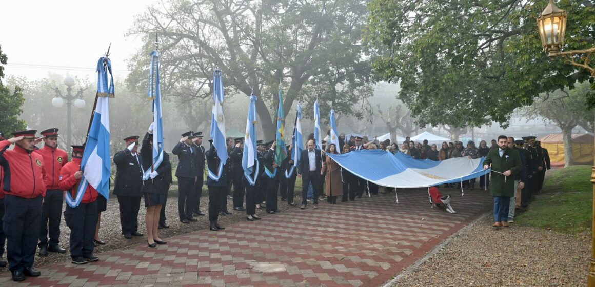Una multitud desafió la neblina en Plaza Mitre para celebrar el 25 de Mayo junto a las instituciones Una multitud desafió la neblina en Plaza Mitre para celebrar el 25 de Mayo junto a las instituciones