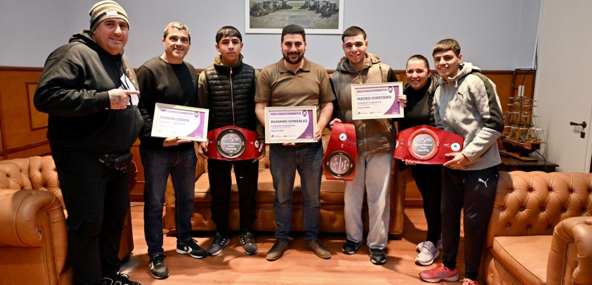 Egüen recibió en su despacho a los boxeadores locales que se consagraron campeones en Uruguay