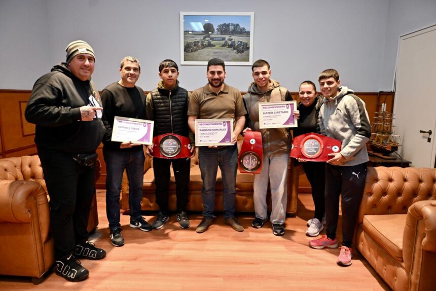Egüen recibió en su despacho a los boxeadores locales que se consagraron campeones en Uruguay