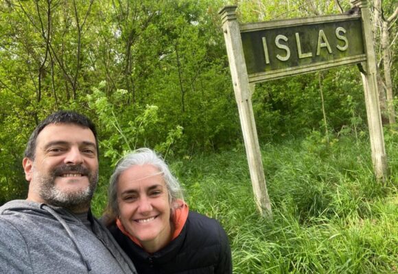 De los escritorios platenses a la mística de los pueblos: el viaje de Ignacio Sagarna y Luciana Garabano por el interior bonaerense