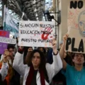La universidad pública no se discute: Editorial de 25 se informa sobre el ajuste de Milei.
