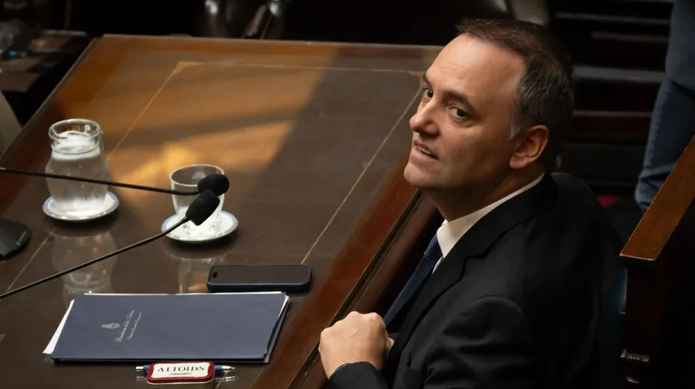 Escándalo en el Gobierno: un vecino declaró que Adorni pagó más de 20 mil dólares en efectivo por un alquiler en un country
