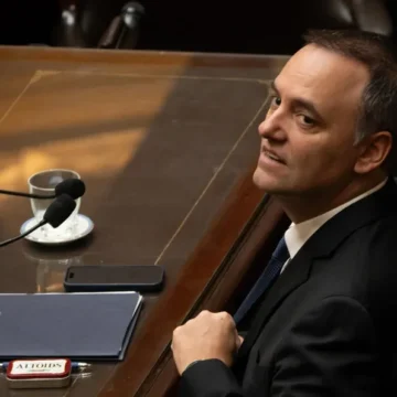 Escándalo en el Gobierno: un vecino declaró que Adorni pagó más de 20 mil dólares en efectivo por un alquiler en un country