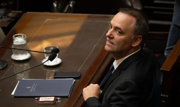 Escándalo en el Gobierno: un vecino declaró que Adorni pagó más de 20 mil dólares en efectivo por un alquiler en un country