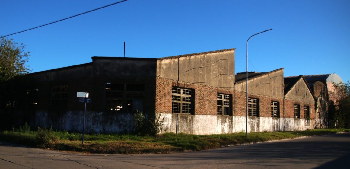 El intendente municipal de 25 de Mayo Ramiro Egüen plantea declarar de utilidad pública y sujeto a expropiación el predio del ex frigorífico Mayosol, ubicado en calle 12 y avenida 19 de la ciudad cabecera del distrito, con el objetivo de transformarlo en un "Mercado de Abasto Municipal".