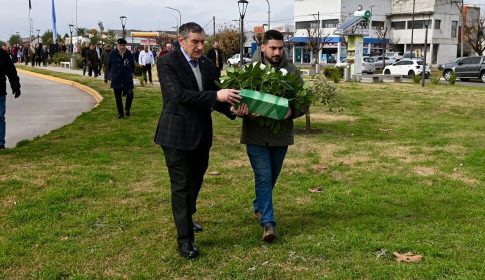 ofrenda floral malvinas 25 de mayo Emotivo e histórico reconocimiento a los aviadores de la promoción 41 que combatieron en Malvinas: Egüen los recibió en 25