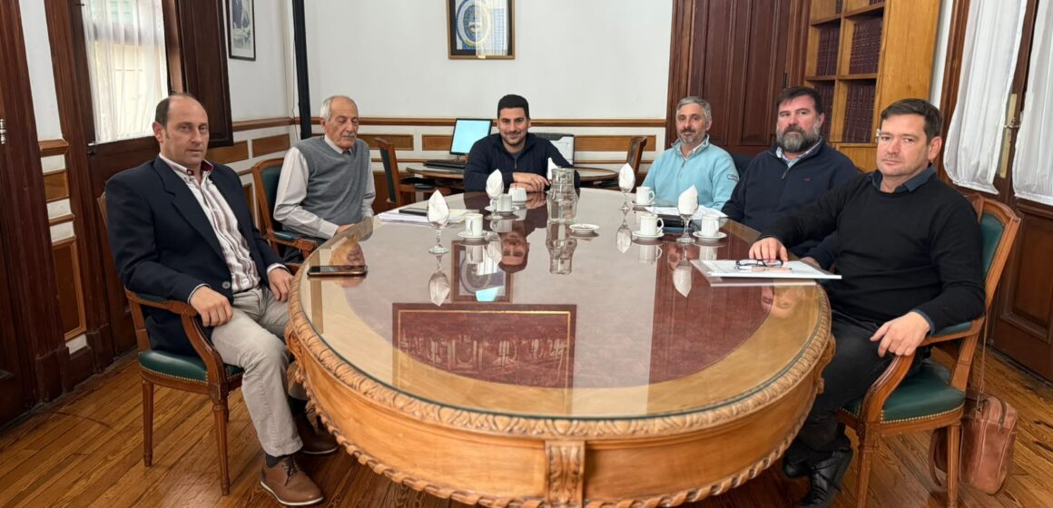 Egüen gestionará 10 viviendas para personal de la policía Egüen gestionará 10 viviendas para personal de la policía El jefe comunal estuvo ayer en la ciudad de La Plata. Según expresaron desde la gacetilla oficial enviada desde la comuna, mantuvo un encuentro para avanzar en la construcción de 10 viviendas para el personal policial Desde el ejecutivo comunicaron que “el intendente de 25 de Mayo se reunió en la jornada de este ayer lunes con el presidente de la Caja de Jubilaciones y Pensiones de la Policía de la provincia de Buenos Aires, Carlos Langone, con el objetivo de avanzar firmemente en soluciones habitacionales para el distrito”. “Durante el encuentro de trabajo, las autoridades acordaron formalmente el inicio de la carpeta técnica y administrativa para la gestión de 10 viviendas que estarán destinadas de manera exclusiva al personal policial que presta funciones en el partido de 25 de Mayo, contemplando tanto a los efectivos que se encuentran en actividad como a aquellos que ya están en situación de retiro”, ampliaron desde la prensa comunal. Y sumaron que “de acuerdo a lo planificado en la iniciativa, las unidades habitacionales se ejecutarán íntegramente con los fondos económicos y el financiamiento aportado por la Caja de Jubilaciones y Pensiones bonaerense, permitiendo dar una respuesta concreta al déficit de vivienda sin afectar las arcas municipales” En este marco, el intendente subrayó: "gestionar estas viviendas es un acto de estricta justicia para con nuestras fuerzas de seguridad. Nuestra premisa siempre ha sido cuidar a quienes nos cuidan diariamente, y el acceso a la casa propia es un pilar fundamental para dignificar su labor". "Apostamos a un trabajo mancomunado con los organismos provinciales para traer respuestas estructurales a 25 de Mayo. Lograr que la Caja de Jubilaciones financie estas 10 viviendas nos permite avanzar en el desarrollo urbanístico de nuestra comunidad y acompañar el esfuerzo de las familias policiales, tanto de los activos que arriesgan su vida en la calle como de los retirados que ya han cumplido con su deber", remató el jefe comunal.