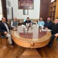 Egüen gestionará 10 viviendas para personal de la policía El jefe comunal estuvo ayer en la ciudad de La Plata. Según expresaron desde la gacetilla oficial enviada desde la comuna, mantuvo un encuentro para avanzar en la construcción de 10 viviendas para el personal policial Desde el ejecutivo comunicaron que “el intendente de 25 de Mayo se reunió en la jornada de este ayer lunes con el presidente de la Caja de Jubilaciones y Pensiones de la Policía de la provincia de Buenos Aires, Carlos Langone, con el objetivo de avanzar firmemente en soluciones habitacionales para el distrito”. “Durante el encuentro de trabajo, las autoridades acordaron formalmente el inicio de la carpeta técnica y administrativa para la gestión de 10 viviendas que estarán destinadas de manera exclusiva al personal policial que presta funciones en el partido de 25 de Mayo, contemplando tanto a los efectivos que se encuentran en actividad como a aquellos que ya están en situación de retiro”, ampliaron desde la prensa comunal. Y sumaron que “de acuerdo a lo planificado en la iniciativa, las unidades habitacionales se ejecutarán íntegramente con los fondos económicos y el financiamiento aportado por la Caja de Jubilaciones y Pensiones bonaerense, permitiendo dar una respuesta concreta al déficit de vivienda sin afectar las arcas municipales” En este marco, el intendente subrayó: "gestionar estas viviendas es un acto de estricta justicia para con nuestras fuerzas de seguridad. Nuestra premisa siempre ha sido cuidar a quienes nos cuidan diariamente, y el acceso a la casa propia es un pilar fundamental para dignificar su labor". "Apostamos a un trabajo mancomunado con los organismos provinciales para traer respuestas estructurales a 25 de Mayo. Lograr que la Caja de Jubilaciones financie estas 10 viviendas nos permite avanzar en el desarrollo urbanístico de nuestra comunidad y acompañar el esfuerzo de las familias policiales, tanto de los activos que arriesgan su vida en la calle como de los retirados que ya han cumplido con su deber", remató el jefe comunal.