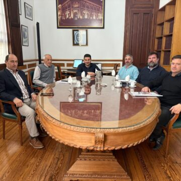 Egüen gestionará 10 viviendas para personal de la policía Egüen gestionará 10 viviendas para personal de la policía El jefe comunal estuvo ayer en la ciudad de La Plata. Según expresaron desde la gacetilla oficial enviada desde la comuna, mantuvo un encuentro para avanzar en la construcción de 10 viviendas para el personal policial Desde el ejecutivo comunicaron que “el intendente de 25 de Mayo se reunió en la jornada de este ayer lunes con el presidente de la Caja de Jubilaciones y Pensiones de la Policía de la provincia de Buenos Aires, Carlos Langone, con el objetivo de avanzar firmemente en soluciones habitacionales para el distrito”. “Durante el encuentro de trabajo, las autoridades acordaron formalmente el inicio de la carpeta técnica y administrativa para la gestión de 10 viviendas que estarán destinadas de manera exclusiva al personal policial que presta funciones en el partido de 25 de Mayo, contemplando tanto a los efectivos que se encuentran en actividad como a aquellos que ya están en situación de retiro”, ampliaron desde la prensa comunal. Y sumaron que “de acuerdo a lo planificado en la iniciativa, las unidades habitacionales se ejecutarán íntegramente con los fondos económicos y el financiamiento aportado por la Caja de Jubilaciones y Pensiones bonaerense, permitiendo dar una respuesta concreta al déficit de vivienda sin afectar las arcas municipales” En este marco, el intendente subrayó: "gestionar estas viviendas es un acto de estricta justicia para con nuestras fuerzas de seguridad. Nuestra premisa siempre ha sido cuidar a quienes nos cuidan diariamente, y el acceso a la casa propia es un pilar fundamental para dignificar su labor". "Apostamos a un trabajo mancomunado con los organismos provinciales para traer respuestas estructurales a 25 de Mayo. Lograr que la Caja de Jubilaciones financie estas 10 viviendas nos permite avanzar en el desarrollo urbanístico de nuestra comunidad y acompañar el esfuerzo de las familias policiales, tanto de los activos que arriesgan su vida en la calle como de los retirados que ya han cumplido con su deber", remató el jefe comunal.