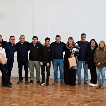 El intendente Egüen junto a periodistas “creo ser justiciero en homenajear a todos aquellos que muestran una parte” El intendente Egüen junto a periodistas: “creo ser justiciero en homenajear a todos aquellos que muestran una parte”