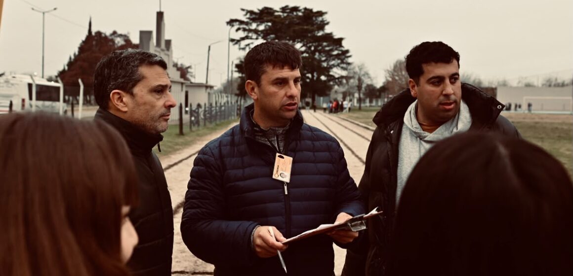 Se desarrolló jornada local de atletismo PCD y Lopardo sentenció: “verlos competir, superarse y disfrutar es el verdadero sentido de nuestro trabajo" La etapa local de Juegos Bonaerenses se desarrolló este miércoles sen el CEF N7 Mario Marcelo Malnati, en el marco de la disciplina de Atletismo PCD (Personas con Discapacidad). “La jornada, que tuvo como escenario las instalaciones del Centro de Educación Física N.° 7 "Mario Marcelo Malnati", se transformó en un emotivo espacio de encuentro, salud e integración comunitaria para más de 60 alumnos de distintas categorías del distrito”, destacaron desde la comuna. En tanto, informaron que “el certamen contó con la participación activa de las delegaciones de la Escuela Especial N.° 501 de la ciudad cabecera, la Escuela Especial N.° 502 de Norberto de la Riestra, los jóvenes del Taller Protegido y los integrantes de la Escuela Municipal de Deporte Adaptado de Riestra, consolidando una propuesta de alcance netamente distrital”. En este sentido, el subsecretario de Deportes y Adultos Mayores, Gustavo “Tavi” Lopardo, destacó el valor humano y social del evento: "A pesar de ser un día gris, lo vivimos con mucha ilusión y muchas ganas. El deporte es un derecho universal que practican todos los seres humanos y hoy nos demuestra, una vez más, que es la herramienta más potente para la inclusión, la salud y la felicidad de nuestros chicos. Verlos competir, superarse y disfrutar es el verdadero sentido de nuestro trabajo". Y añadió que trabajan “de forma integral con las instituciones educativas, que representan con orgullo a cada uno de sus alumnos. El CEF N.° 7 es un lugar emblemático, la casa donde los profesores de Educación Física nos sentimos como en nuestro propio hogar. Agradecemos profundamente a las directivas Gabriela Farrando, Melina Malnati y Ana Paula Cipriano, porque cuando los esfuerzos se coordinan, las cosas fluyen y los resultados están a la vista". Lopardo, además, agradeció a los estudiantes del profesor Nazareno Cancer, pertenecientes al colegio barón Pierre de Coubertin con orientación específica, quienes se desempeñaron activamente en las tareas de medición y asistencia técnica de las pruebas de pista y campo. Finalmente, el subsecretario anticipó que las actividades oficiales continuarán este jueves, en el mismo predio, con el desarrollo de la etapa distrital de Atletismo Convencional. Para dicha instancia se prevé una convocatoria masiva de atletas provenientes de las localidades del norte y sur del partido, se incluyen delegaciones de Gobernador Ugarte, cuyas acreditaciones formales de salud y documentación reglamentaria comenzarán a partir de las 8:30 horas en el CEF.