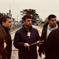 Se desarrolló jornada local de atletismo PCD y Lopardo sentenció: “verlos competir, superarse y disfrutar es el verdadero sentido de nuestro trabajo" La etapa local de Juegos Bonaerenses se desarrolló este miércoles sen el CEF N7 Mario Marcelo Malnati, en el marco de la disciplina de Atletismo PCD (Personas con Discapacidad). “La jornada, que tuvo como escenario las instalaciones del Centro de Educación Física N.° 7 "Mario Marcelo Malnati", se transformó en un emotivo espacio de encuentro, salud e integración comunitaria para más de 60 alumnos de distintas categorías del distrito”, destacaron desde la comuna. En tanto, informaron que “el certamen contó con la participación activa de las delegaciones de la Escuela Especial N.° 501 de la ciudad cabecera, la Escuela Especial N.° 502 de Norberto de la Riestra, los jóvenes del Taller Protegido y los integrantes de la Escuela Municipal de Deporte Adaptado de Riestra, consolidando una propuesta de alcance netamente distrital”. En este sentido, el subsecretario de Deportes y Adultos Mayores, Gustavo “Tavi” Lopardo, destacó el valor humano y social del evento: "A pesar de ser un día gris, lo vivimos con mucha ilusión y muchas ganas. El deporte es un derecho universal que practican todos los seres humanos y hoy nos demuestra, una vez más, que es la herramienta más potente para la inclusión, la salud y la felicidad de nuestros chicos. Verlos competir, superarse y disfrutar es el verdadero sentido de nuestro trabajo". Y añadió que trabajan “de forma integral con las instituciones educativas, que representan con orgullo a cada uno de sus alumnos. El CEF N.° 7 es un lugar emblemático, la casa donde los profesores de Educación Física nos sentimos como en nuestro propio hogar. Agradecemos profundamente a las directivas Gabriela Farrando, Melina Malnati y Ana Paula Cipriano, porque cuando los esfuerzos se coordinan, las cosas fluyen y los resultados están a la vista". Lopardo, además, agradeció a los estudiantes del profesor Nazareno Cancer, pertenecientes al colegio barón Pierre de Coubertin con orientación específica, quienes se desempeñaron activamente en las tareas de medición y asistencia técnica de las pruebas de pista y campo. Finalmente, el subsecretario anticipó que las actividades oficiales continuarán este jueves, en el mismo predio, con el desarrollo de la etapa distrital de Atletismo Convencional. Para dicha instancia se prevé una convocatoria masiva de atletas provenientes de las localidades del norte y sur del partido, se incluyen delegaciones de Gobernador Ugarte, cuyas acreditaciones formales de salud y documentación reglamentaria comenzarán a partir de las 8:30 horas en el CEF.