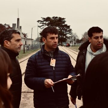 Se desarrolló jornada local de atletismo PCD y Lopardo sentenció: “verlos competir, superarse y disfrutar es el verdadero sentido de nuestro trabajo" La etapa local de Juegos Bonaerenses se desarrolló este miércoles sen el CEF N7 Mario Marcelo Malnati, en el marco de la disciplina de Atletismo PCD (Personas con Discapacidad). “La jornada, que tuvo como escenario las instalaciones del Centro de Educación Física N.° 7 "Mario Marcelo Malnati", se transformó en un emotivo espacio de encuentro, salud e integración comunitaria para más de 60 alumnos de distintas categorías del distrito”, destacaron desde la comuna. En tanto, informaron que “el certamen contó con la participación activa de las delegaciones de la Escuela Especial N.° 501 de la ciudad cabecera, la Escuela Especial N.° 502 de Norberto de la Riestra, los jóvenes del Taller Protegido y los integrantes de la Escuela Municipal de Deporte Adaptado de Riestra, consolidando una propuesta de alcance netamente distrital”. En este sentido, el subsecretario de Deportes y Adultos Mayores, Gustavo “Tavi” Lopardo, destacó el valor humano y social del evento: "A pesar de ser un día gris, lo vivimos con mucha ilusión y muchas ganas. El deporte es un derecho universal que practican todos los seres humanos y hoy nos demuestra, una vez más, que es la herramienta más potente para la inclusión, la salud y la felicidad de nuestros chicos. Verlos competir, superarse y disfrutar es el verdadero sentido de nuestro trabajo". Y añadió que trabajan “de forma integral con las instituciones educativas, que representan con orgullo a cada uno de sus alumnos. El CEF N.° 7 es un lugar emblemático, la casa donde los profesores de Educación Física nos sentimos como en nuestro propio hogar. Agradecemos profundamente a las directivas Gabriela Farrando, Melina Malnati y Ana Paula Cipriano, porque cuando los esfuerzos se coordinan, las cosas fluyen y los resultados están a la vista". Lopardo, además, agradeció a los estudiantes del profesor Nazareno Cancer, pertenecientes al colegio barón Pierre de Coubertin con orientación específica, quienes se desempeñaron activamente en las tareas de medición y asistencia técnica de las pruebas de pista y campo. Finalmente, el subsecretario anticipó que las actividades oficiales continuarán este jueves, en el mismo predio, con el desarrollo de la etapa distrital de Atletismo Convencional. Para dicha instancia se prevé una convocatoria masiva de atletas provenientes de las localidades del norte y sur del partido, se incluyen delegaciones de Gobernador Ugarte, cuyas acreditaciones formales de salud y documentación reglamentaria comenzarán a partir de las 8:30 horas en el CEF.