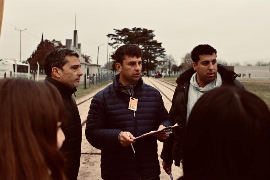 Se desarrolló jornada local de atletismo PCD y Lopardo sentenció: “verlos competir, superarse y disfrutar es el verdadero sentido de nuestro trabajo" La etapa local de Juegos Bonaerenses se desarrolló este miércoles sen el CEF N7 Mario Marcelo Malnati, en el marco de la disciplina de Atletismo PCD (Personas con Discapacidad). “La jornada, que tuvo como escenario las instalaciones del Centro de Educación Física N.° 7 "Mario Marcelo Malnati", se transformó en un emotivo espacio de encuentro, salud e integración comunitaria para más de 60 alumnos de distintas categorías del distrito”, destacaron desde la comuna. En tanto, informaron que “el certamen contó con la participación activa de las delegaciones de la Escuela Especial N.° 501 de la ciudad cabecera, la Escuela Especial N.° 502 de Norberto de la Riestra, los jóvenes del Taller Protegido y los integrantes de la Escuela Municipal de Deporte Adaptado de Riestra, consolidando una propuesta de alcance netamente distrital”. En este sentido, el subsecretario de Deportes y Adultos Mayores, Gustavo “Tavi” Lopardo, destacó el valor humano y social del evento: "A pesar de ser un día gris, lo vivimos con mucha ilusión y muchas ganas. El deporte es un derecho universal que practican todos los seres humanos y hoy nos demuestra, una vez más, que es la herramienta más potente para la inclusión, la salud y la felicidad de nuestros chicos. Verlos competir, superarse y disfrutar es el verdadero sentido de nuestro trabajo". Y añadió que trabajan “de forma integral con las instituciones educativas, que representan con orgullo a cada uno de sus alumnos. El CEF N.° 7 es un lugar emblemático, la casa donde los profesores de Educación Física nos sentimos como en nuestro propio hogar. Agradecemos profundamente a las directivas Gabriela Farrando, Melina Malnati y Ana Paula Cipriano, porque cuando los esfuerzos se coordinan, las cosas fluyen y los resultados están a la vista". Lopardo, además, agradeció a los estudiantes del profesor Nazareno Cancer, pertenecientes al colegio barón Pierre de Coubertin con orientación específica, quienes se desempeñaron activamente en las tareas de medición y asistencia técnica de las pruebas de pista y campo. Finalmente, el subsecretario anticipó que las actividades oficiales continuarán este jueves, en el mismo predio, con el desarrollo de la etapa distrital de Atletismo Convencional. Para dicha instancia se prevé una convocatoria masiva de atletas provenientes de las localidades del norte y sur del partido, se incluyen delegaciones de Gobernador Ugarte, cuyas acreditaciones formales de salud y documentación reglamentaria comenzarán a partir de las 8:30 horas en el CEF.