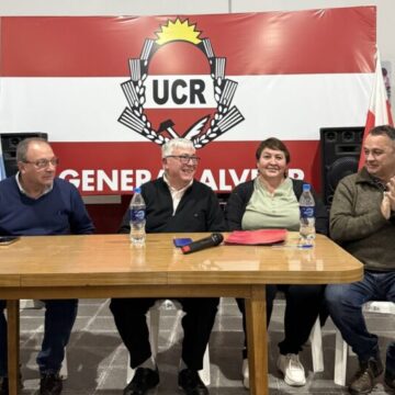 Alberto Figueroa asumió al frente de la UCR de General Alvear en un acto respaldado por Alejandro Cellillo Alberto Figueroa asumió al frente de la UCR de General Alvear en un acto respaldado por Alejandro Cellillo