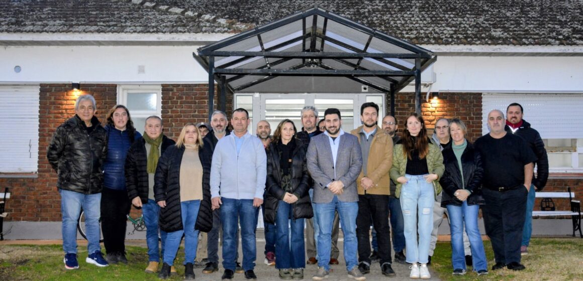 Egüen destacó la renovación de la red eléctrica del Hospital San Roque por $51 millones El intendente Ramiro Egüen confirmó la realización de una obra de infraestructura en el Hospital Municipal San Roque, llevada a cabo en un trabajo articulado junto a la Cooperativa Eléctrica y la Cooperadora Amigos del San Roque. La inversión total alcanzó los $51 millones de pesos. A través de sus redes sociales, el jefe comunal valoró el alcance de las tareas realizadas: “renovamos la red eléctrica del Hospital Municipal San Roque junto a la Cooperativa Eléctrica y la Cooperadora Amigos del San Roque, una obra importante de $51 millones de pesos que elimina riesgos edilicios y deja al hospital preparado para sumar aparatología de alta complejidad". Asimismo, Egüen enmarcó la concreción de los trabajos dentro del plan de gestión en materia sanitaria y el trabajo conjunto con las entidades locales: “esta obra fortalece el Plan Director de Jerarquización del Sistema de Salud Público Municipal, demostrando que cuando el Municipio, las instituciones y la comunidad trabajan juntos, transformamos la salud de nuestros vecinos del interior", finalizó el jefe comunal.