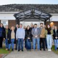 Egüen destacó la renovación de la red eléctrica del Hospital San Roque por $51 millones El intendente Ramiro Egüen confirmó la realización de una obra de infraestructura en el Hospital Municipal San Roque, llevada a cabo en un trabajo articulado junto a la Cooperativa Eléctrica y la Cooperadora Amigos del San Roque. La inversión total alcanzó los $51 millones de pesos. A través de sus redes sociales, el jefe comunal valoró el alcance de las tareas realizadas: “renovamos la red eléctrica del Hospital Municipal San Roque junto a la Cooperativa Eléctrica y la Cooperadora Amigos del San Roque, una obra importante de $51 millones de pesos que elimina riesgos edilicios y deja al hospital preparado para sumar aparatología de alta complejidad". Asimismo, Egüen enmarcó la concreción de los trabajos dentro del plan de gestión en materia sanitaria y el trabajo conjunto con las entidades locales: “esta obra fortalece el Plan Director de Jerarquización del Sistema de Salud Público Municipal, demostrando que cuando el Municipio, las instituciones y la comunidad trabajan juntos, transformamos la salud de nuestros vecinos del interior", finalizó el jefe comunal.