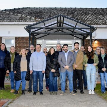 Egüen destacó la renovación de la red eléctrica del Hospital San Roque por $51 millones El intendente Ramiro Egüen confirmó la realización de una obra de infraestructura en el Hospital Municipal San Roque, llevada a cabo en un trabajo articulado junto a la Cooperativa Eléctrica y la Cooperadora Amigos del San Roque. La inversión total alcanzó los $51 millones de pesos. A través de sus redes sociales, el jefe comunal valoró el alcance de las tareas realizadas: “renovamos la red eléctrica del Hospital Municipal San Roque junto a la Cooperativa Eléctrica y la Cooperadora Amigos del San Roque, una obra importante de $51 millones de pesos que elimina riesgos edilicios y deja al hospital preparado para sumar aparatología de alta complejidad". Asimismo, Egüen enmarcó la concreción de los trabajos dentro del plan de gestión en materia sanitaria y el trabajo conjunto con las entidades locales: “esta obra fortalece el Plan Director de Jerarquización del Sistema de Salud Público Municipal, demostrando que cuando el Municipio, las instituciones y la comunidad trabajan juntos, transformamos la salud de nuestros vecinos del interior", finalizó el jefe comunal.