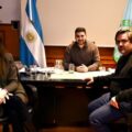 Emiliano Balbín se reunió con el intendente Ramiro Egüen en 25 de Mayo El presidente del comité de la UCR de la provincia de Buenos Aires mantuvo un encuentro de trabajo con el jefe comunal local en el marco de su visita al distrito. Durante la reunión, dialogaron sobre la situación de los municipios bonaerenses y la articulación de la gestión pública El actual titular de la conducción de la UCR de la provincia de Buenos Aires, Emiliano Balbín, arribó a la localidad de 25 de Mayo con motivo de la asunción de las nuevas autoridades del Comité de Distrito. En el marco de esta jornada institucional, el dirigente provincial concretó una reunión de trabajo, ayer viernes, con el intendente local, Ramiro Egüen, con quien mantiene un vínculo personal previo. Según informaron fuentes cercanas a los dirigentes al medio Séptima Sección, el eje del intercambio estuvo centrado en un repaso técnico de las agendas de gobierno. Durante el encuentro, “ambos repasaron temas de gestión y los principales desafíos que enfrenta la provincia y los municipios”, detallaron. De la mesa de trabajo institucional participó además la presidenta del bloque de concejales del oficialismo veinticinqueño, Mercedes Squillaci, quien a su vez se desempeña como convencional titular dentro del espacio radical. La reunión sectorial pone de manifiesto la interacción existente en el ámbito local, dado que diversos funcionarios que integran el gabinete ejecutivo y los equipos técnicos del intendente municipal conforman actualmente la nómina de autoridades del Centenario Partido a nivel local.