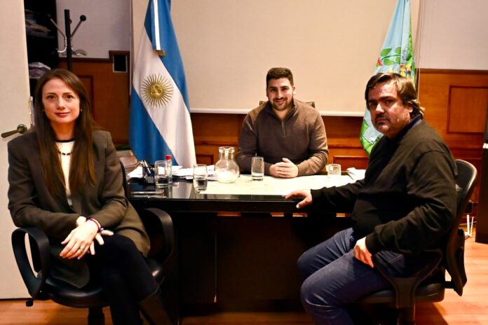 Emiliano Balbín se reunió con el intendente Ramiro Egüen en 25 de Mayo Emiliano Balbín se reunió con el intendente Ramiro Egüen en 25 de Mayo El presidente del comité de la UCR de la provincia de Buenos Aires mantuvo un encuentro de trabajo con el jefe comunal local en el marco de su visita al distrito. Durante la reunión, dialogaron sobre la situación de los municipios bonaerenses y la articulación de la gestión pública El actual titular de la conducción de la UCR de la provincia de Buenos Aires, Emiliano Balbín, arribó a la localidad de 25 de Mayo con motivo de la asunción de las nuevas autoridades del Comité de Distrito. En el marco de esta jornada institucional, el dirigente provincial concretó una reunión de trabajo, ayer viernes, con el intendente local, Ramiro Egüen, con quien mantiene un vínculo personal previo. Según informaron fuentes cercanas a los dirigentes al medio Séptima Sección, el eje del intercambio estuvo centrado en un repaso técnico de las agendas de gobierno. Durante el encuentro, “ambos repasaron temas de gestión y los principales desafíos que enfrenta la provincia y los municipios”, detallaron. De la mesa de trabajo institucional participó además la presidenta del bloque de concejales del oficialismo veinticinqueño, Mercedes Squillaci, quien a su vez se desempeña como convencional titular dentro del espacio radical. La reunión sectorial pone de manifiesto la interacción existente en el ámbito local, dado que diversos funcionarios que integran el gabinete ejecutivo y los equipos técnicos del intendente municipal conforman actualmente la nómina de autoridades del Centenario Partido a nivel local.