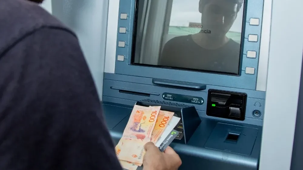 cajero-dinero salario Los salarios volvieron a perder contra la inflación en mayo y acumulan un retroceso del 4,2% desde septiembre