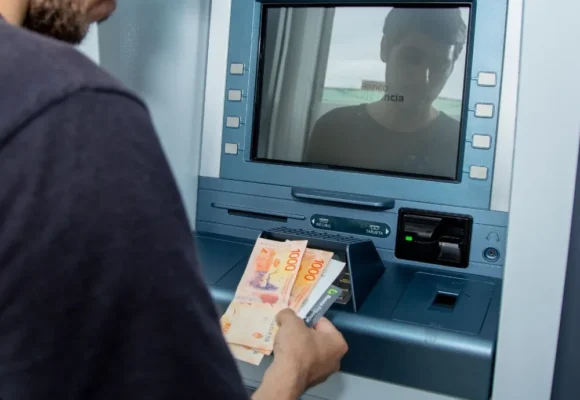 cajero-dinero salario Los salarios volvieron a perder contra la inflación en mayo y acumulan un retroceso del 4,2% desde septiembre