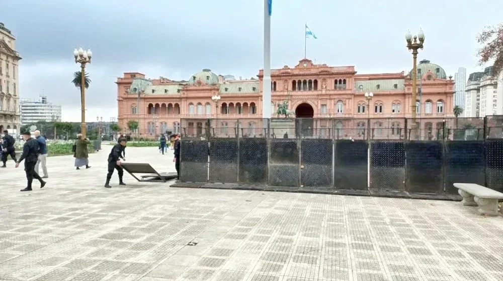 casa-rosada-vallas El gobierno dio marcha atrás con el feriado por la Selección e instrumentará una recepción protocolar en Ezeiza