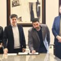 Egüen firmó convenio para la compra de tres motoniveladoras