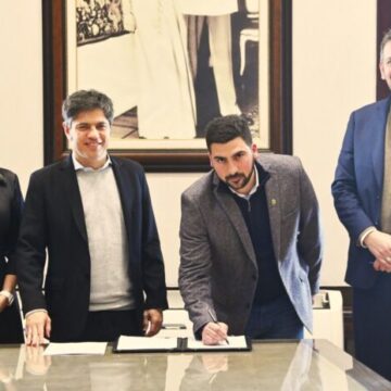 Egüen firmó convenio para la compra de tres motoniveladoras