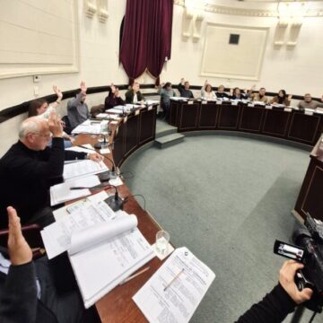 Última sesión antes del receso invernal: el Concejo Deliberante aprobó la capacitación obligatoria sobre Malvinas y distinguió a dos bomberos locales