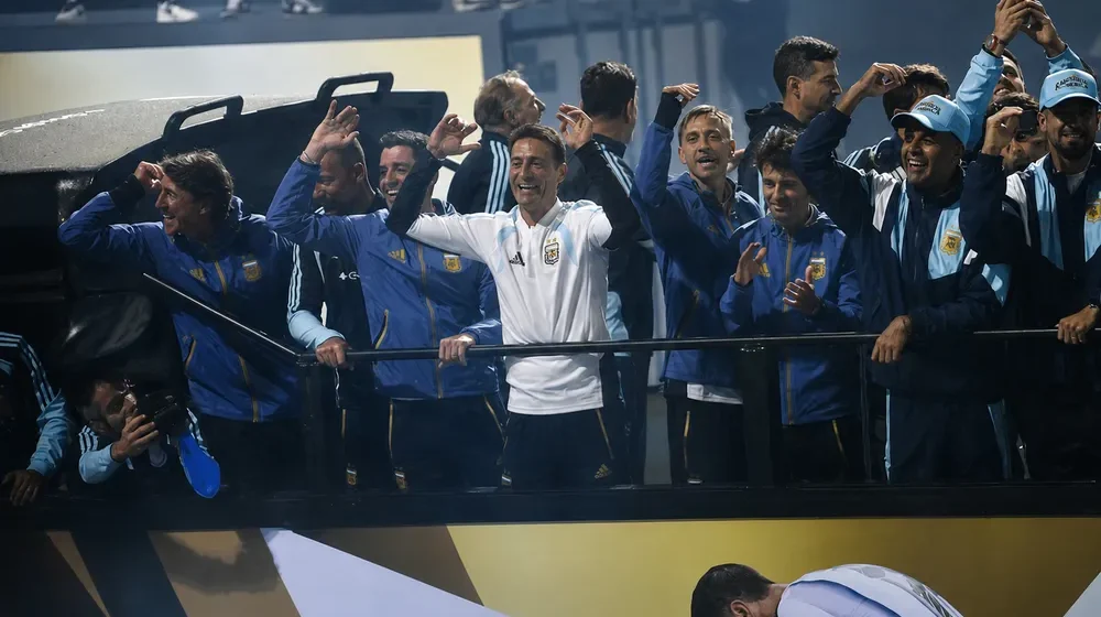 jugadores la Selección argentina retornó al país y tuvo una calurosa bienvenida en Ezeiza