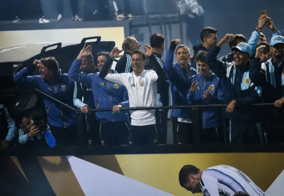 la Selección argentina retornó al país y tuvo una calurosa bienvenida en Ezeiza