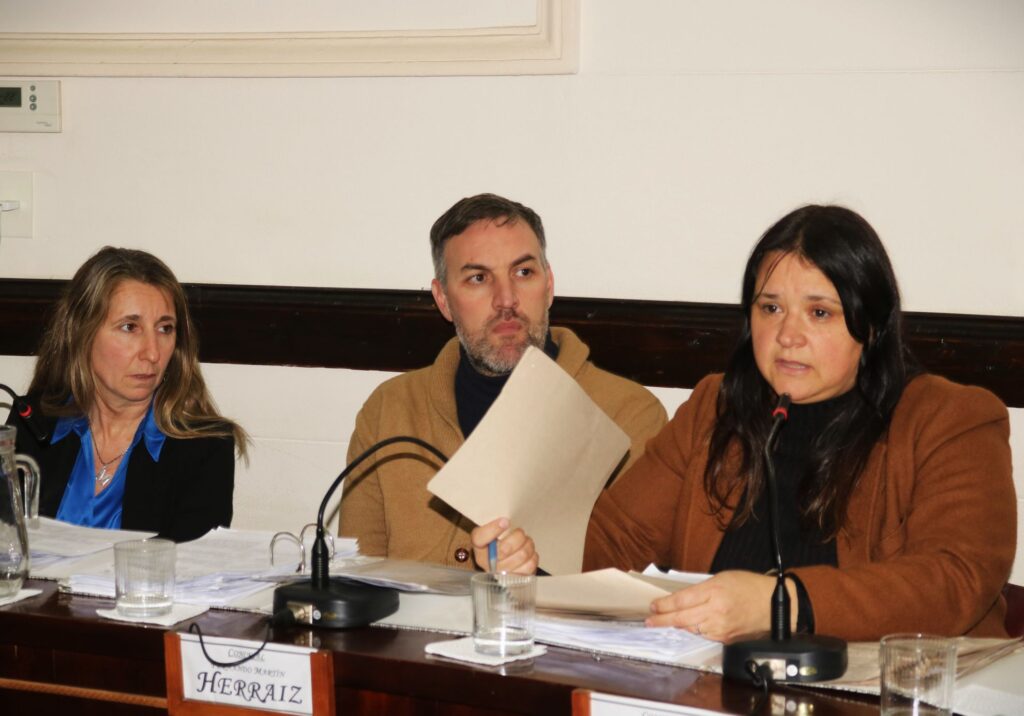 Última sesión antes del receso invernal: el Concejo Deliberante aprobó la capacitación obligatoria sobre Malvinas y distinguió a dos bomberos locales