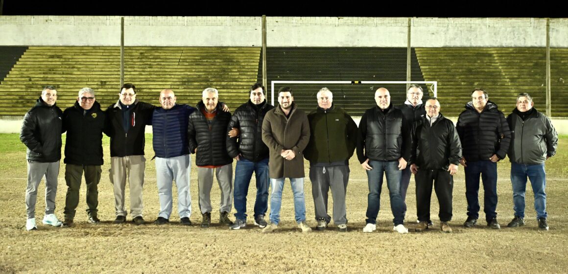 2 Egüen presentó la nueva iluminación LED en el Club Argentinos y destacó la función social de las instituciones